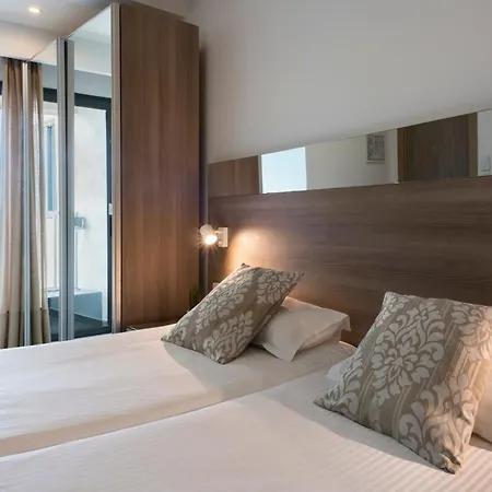 Plaza Regency Hotel 3*