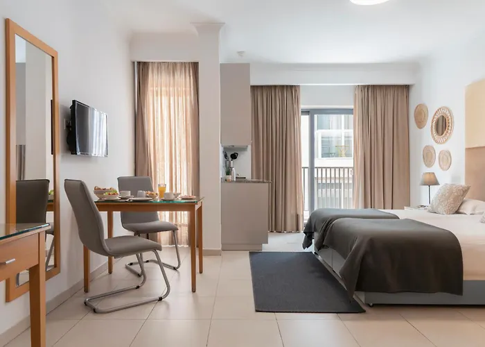 Plaza Regency מלון 3*