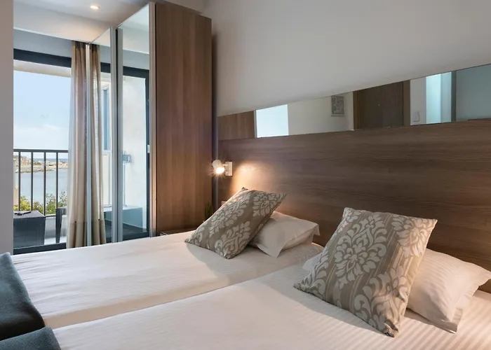 Plaza Regency מלון 3*